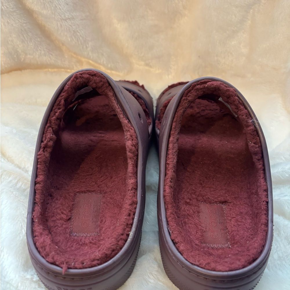 Crocs Unisex Burgundy Lined Sandals EUC - Picture 7 of 8